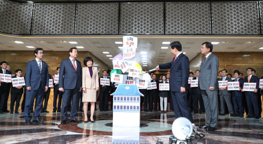 김성태 자유한국당 원내대표 등 한국당 의원들이 16일 오후 국회 본관 로텐더홀에서 더불어민주당 당원의 댓글공작을 규탄하는 퍼포먼스를 하고 있다.  연합뉴스